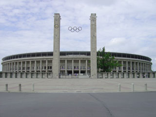 Berlin_Olympiastadion_main_entrance_2